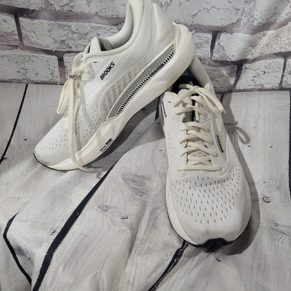 Brooks Adrealine GTS 24 Coconut Athletic Sneakers Size 11